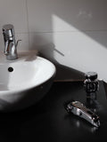 Draadloze tondeuse in de badkamer